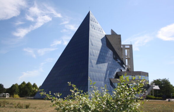 Vue extérieure de la Pyramide Jean DIDIER à Mary-sur-Marne