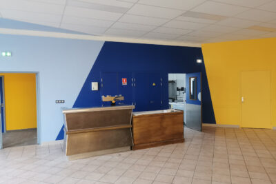 un hall avec un bureau - Agrandir l'image 6 sur 6, fenêtre modale