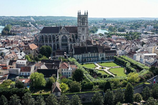 Vue en hauteur de la Cité épiscopale de Meaux avec sa cathédrale, la ville et le fleuve de la Marne