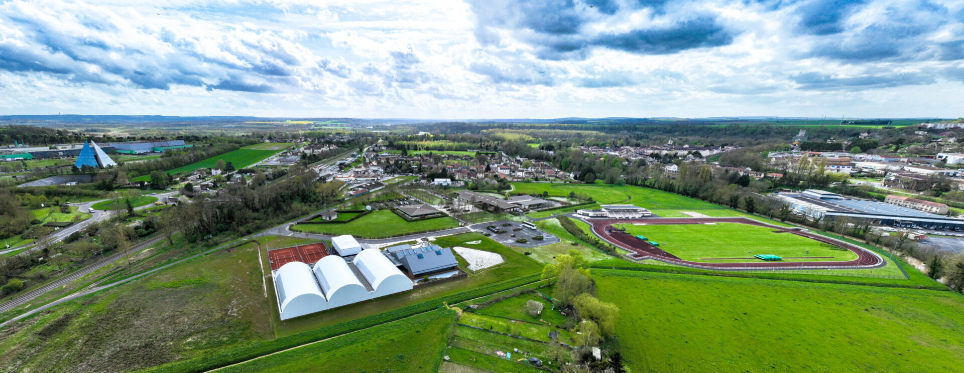 Vue aérienne de Complexe Sportif, stade d'athlétisme, pôle de services et Pyramide Jean DIDIER