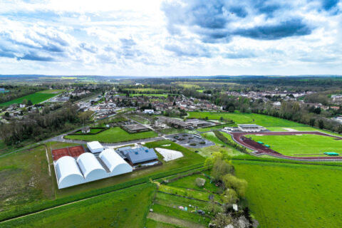 Vue aérienne de Complexe Sportif, stade d'athlétisme, pôle de services et Pyramide Jean DIDIER