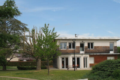 un bâtiment blanc avec un étage et un jardin devant - Agrandir l'image 4 sur 6, fenêtre modale