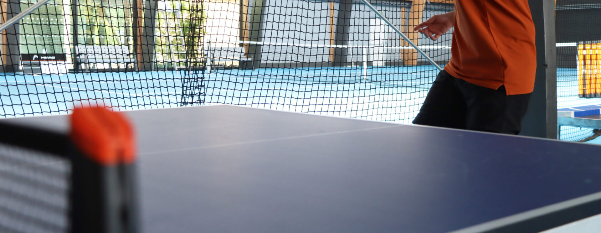 Zoom sur la balle et la raquette de ping-pong lors des MidiSports au Complexe Sportif Guy Michaux à Ocquerre