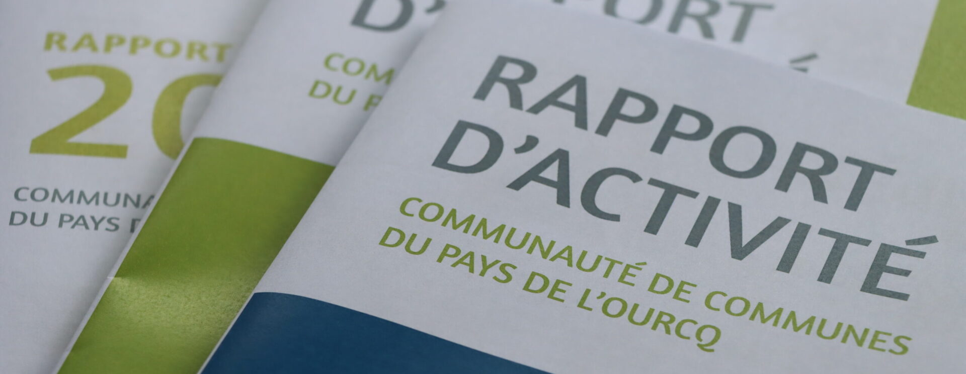 Composition de plusieurs exemplaires de rapports d'activités de la Communauté de communes du Pays de l'Ourcq