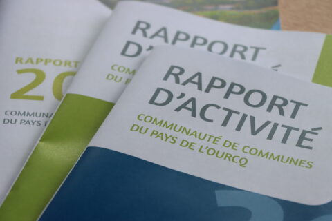 Composition de plusieurs exemplaires de rapports d'activités de la Communauté de communes du Pays de l'Ourcq