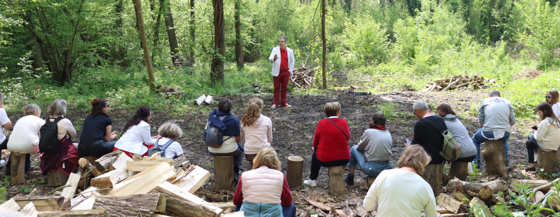 Groupe de randonneurs/spectateurs lors de la grande balade de la Compagnie des épices.
