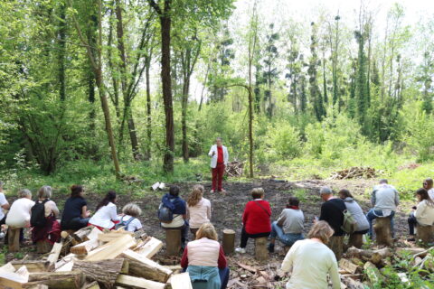 Groupe de randonneurs/spectateurs lors de la grande balade de la Compagnie des épices.