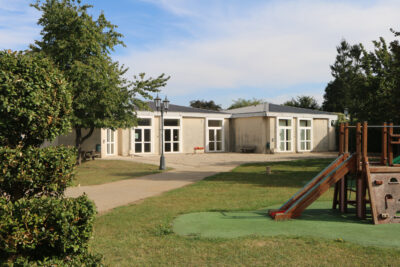 un bâtiment de plein pied avec des jeux pour enfant en extérieur - Agrandir l'image 5 sur 6, fenêtre modale