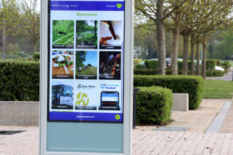 Présentation d'une borne touristique sur le parvis de la Communauté de communes du Pays de l'Ourcq à Ocquerre