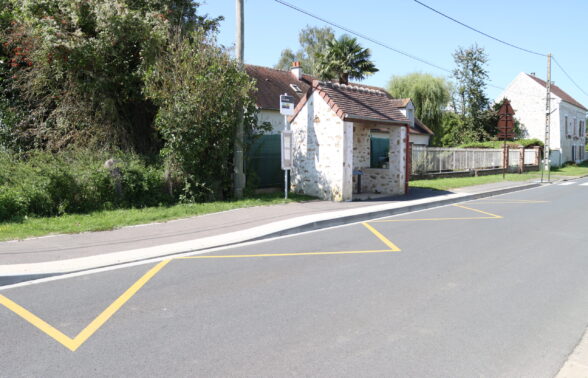 Arret de bus - ETREPILLY CROIX VERTE