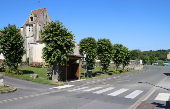Arret de bus - ISLES LES MELDEUSES CENTRE