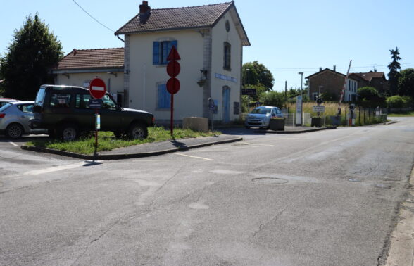 Arret de bus - ISLES LES MELDEUSES GARE
