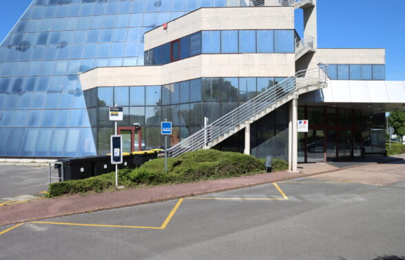 Arret de bus - MARY SUR MARNE LA PYRAMIDE