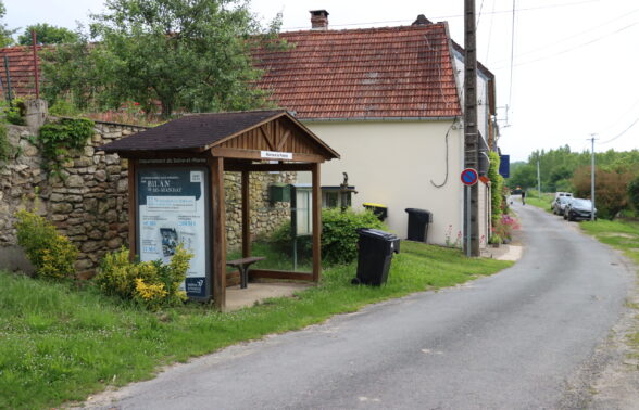 Arret de bus - MAY EN MULTIEN MARNOUE LA POTERIE