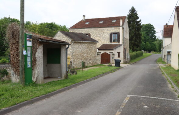 Arret de bus - MAY EN MULTIEN VERNELLE