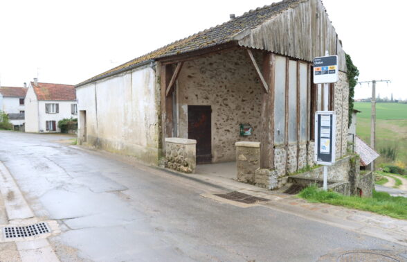 Arret de bus - VENDREST CHATON