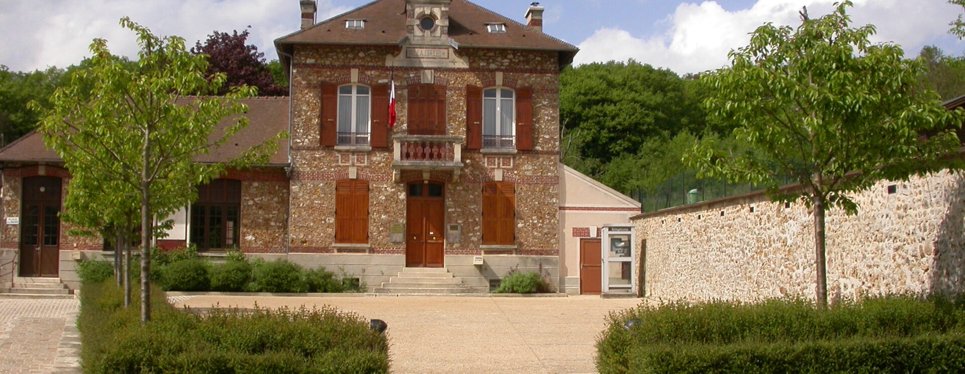 Vue de face de la mairie de Dhuisy