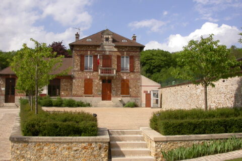 Vue de face de la mairie de Dhuisy