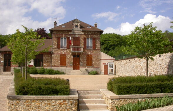 Vue de face de la mairie de Dhuisy