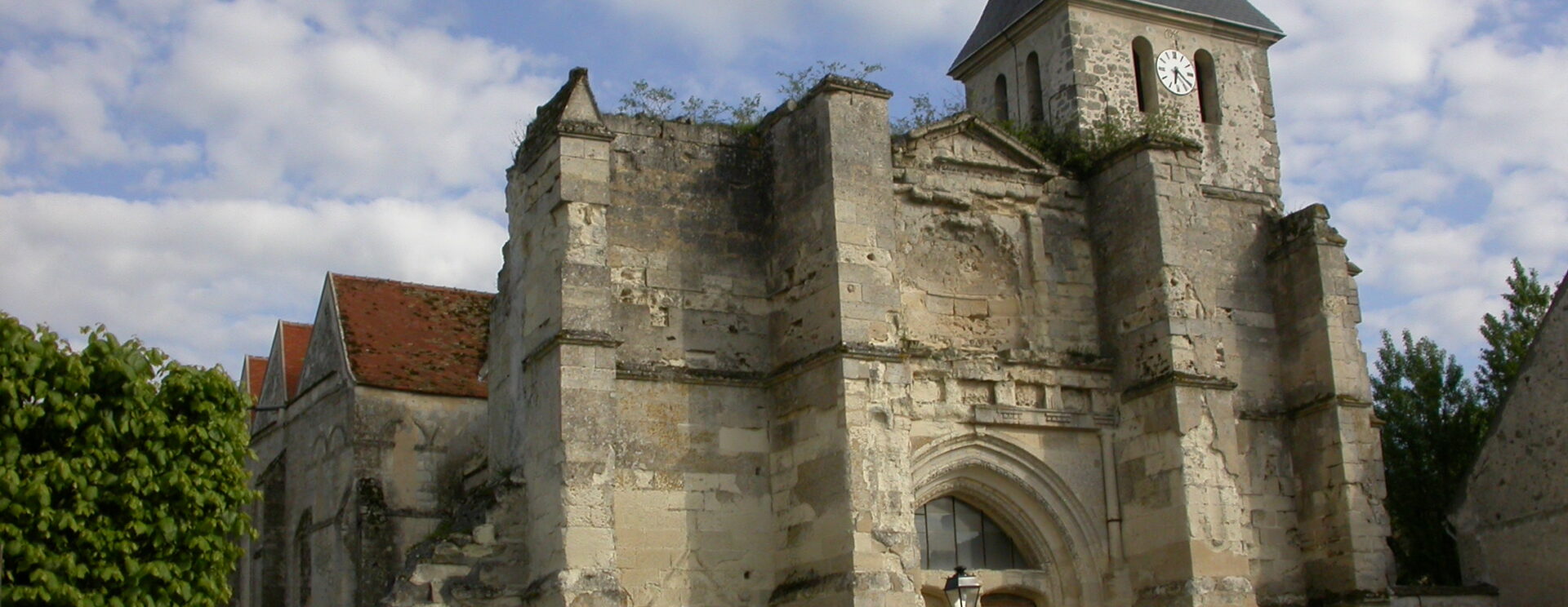 Vue de face de l'église de Coulombs-en-Valois