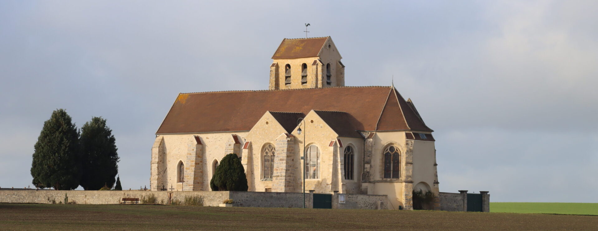 Vue lointaine de l'église de Le Plessis-Placy