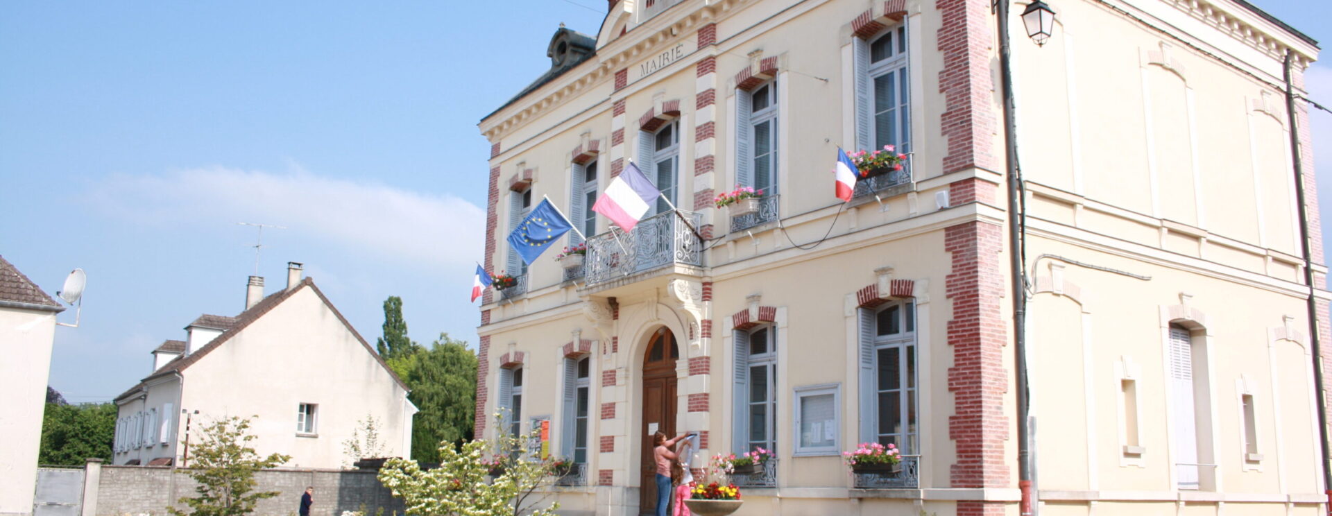 Vue de la mairie de Crouy-sur-Ourcq avec ses parterre de fleurs