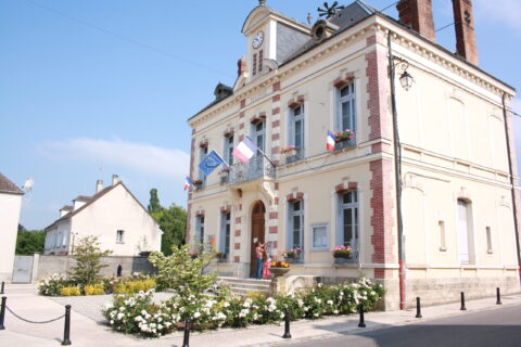 Vue de la mairie de Crouy-sur-Ourcq avec ses parterre de fleurs