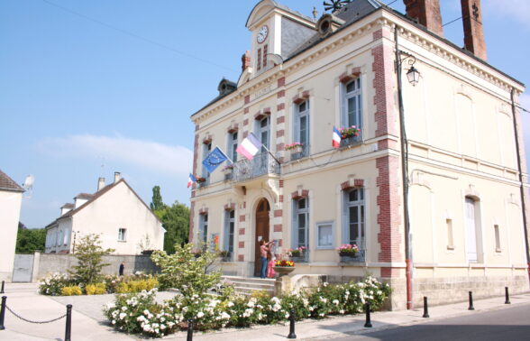 Vue de la mairie de Crouy-sur-Ourcq avec ses parterre de fleurs