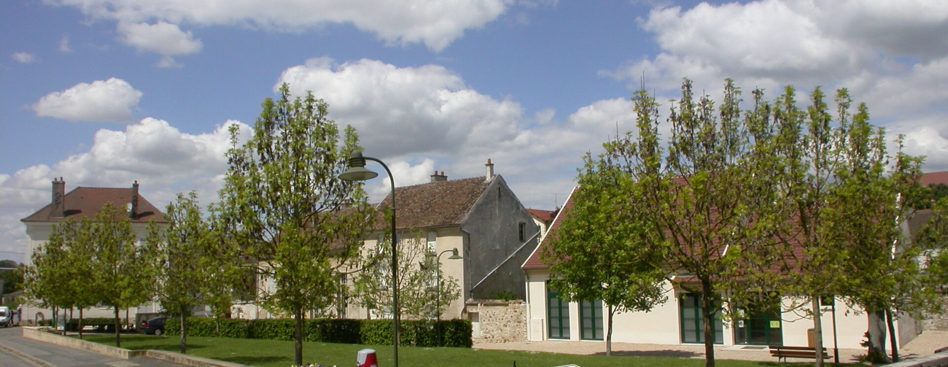 Vue de la place du village d'Ocquerre