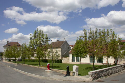 Vue de la place du village d'Ocquerre