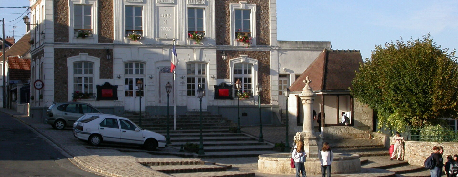 Vue de face de la mairie de Vendrest avec la fontaine de la place du village