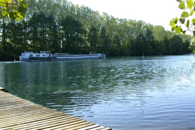 Vue d'une péniche sur les bords de Marne à Tancrou - Agrandir l'image 1 sur 6, fenêtre modale