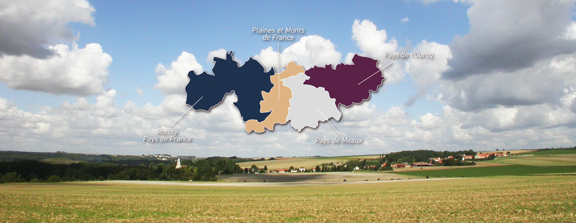 Vue d'un paysage rurale au Pays de l'Ourcq avec en premier plan la carte des 4 territoires du GIP