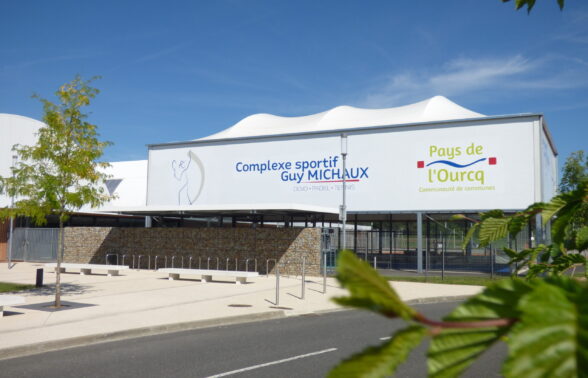 Vue extérieur du Complexe sportif Guy MICHAUX dojo padel tennis à Ocquerre