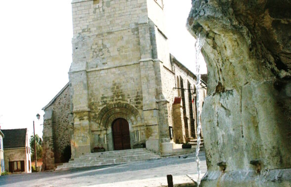Vue de l'église de Vendrest avec la fontaine