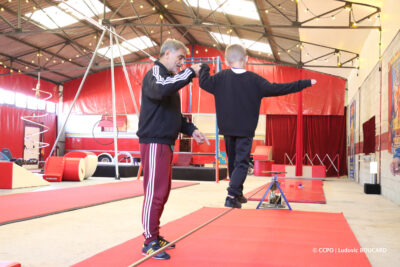 Artiste aidant une enfant à réaliser une roulade à l'école Joseph BOUGLIONE à Lizy-sur-Ourcq - Agrandir l'image 25 sur 30, fenêtre modale