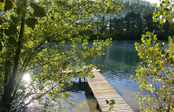 Vue d'un ponton sur les bords de Marne à Tancrou
