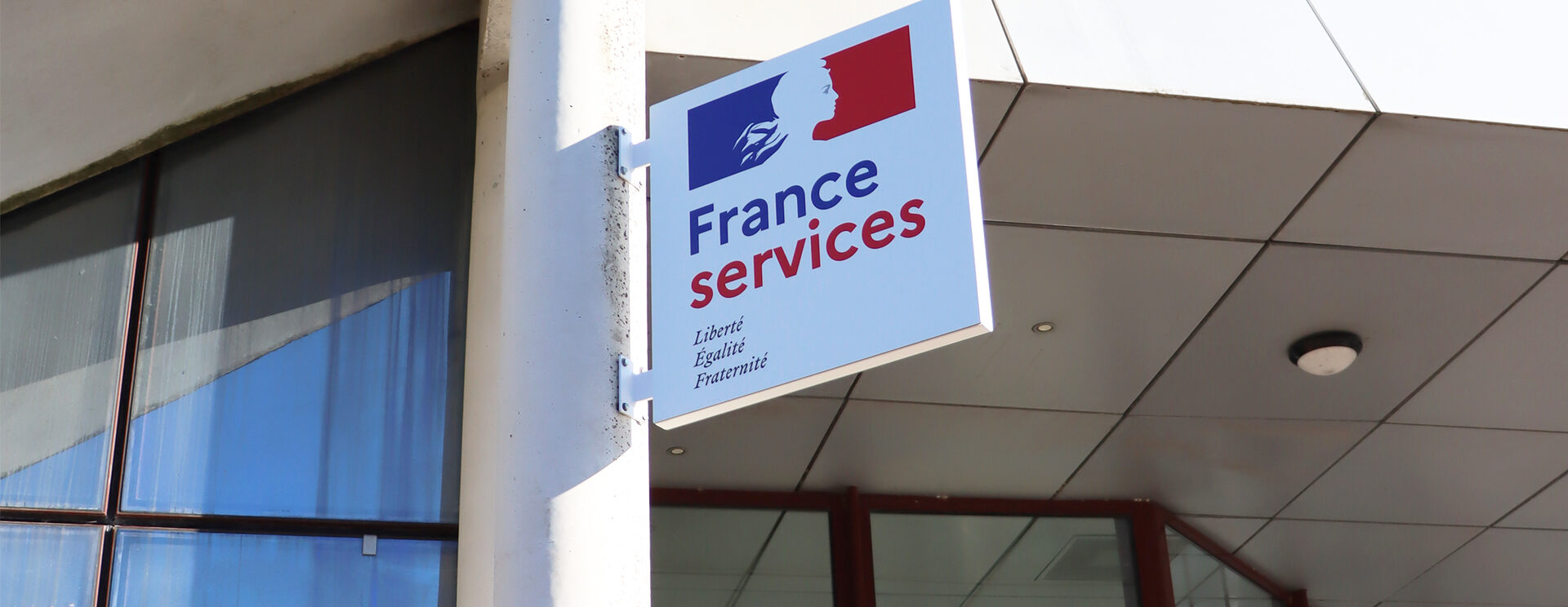 Zoom sur l'enseigne extérieure de France services