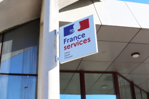 Zoom sur l'enseigne extérieure de France services