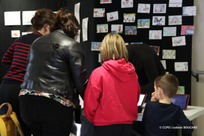 Groupe de personnes lors de l'exposition son et vidéo de la Compagnie À corps rompu à la salle des associations d'Étrépilly. - Agrandir l'image 19 sur 30, fenêtre modale