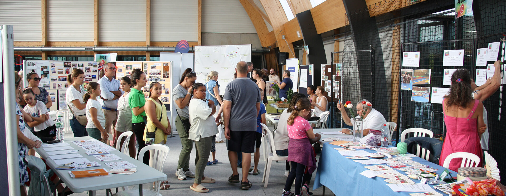 Visiteurs lors du forum des associations du Pays de l'Ourcq au complexe sportif Guy Michaux à Ocquerre