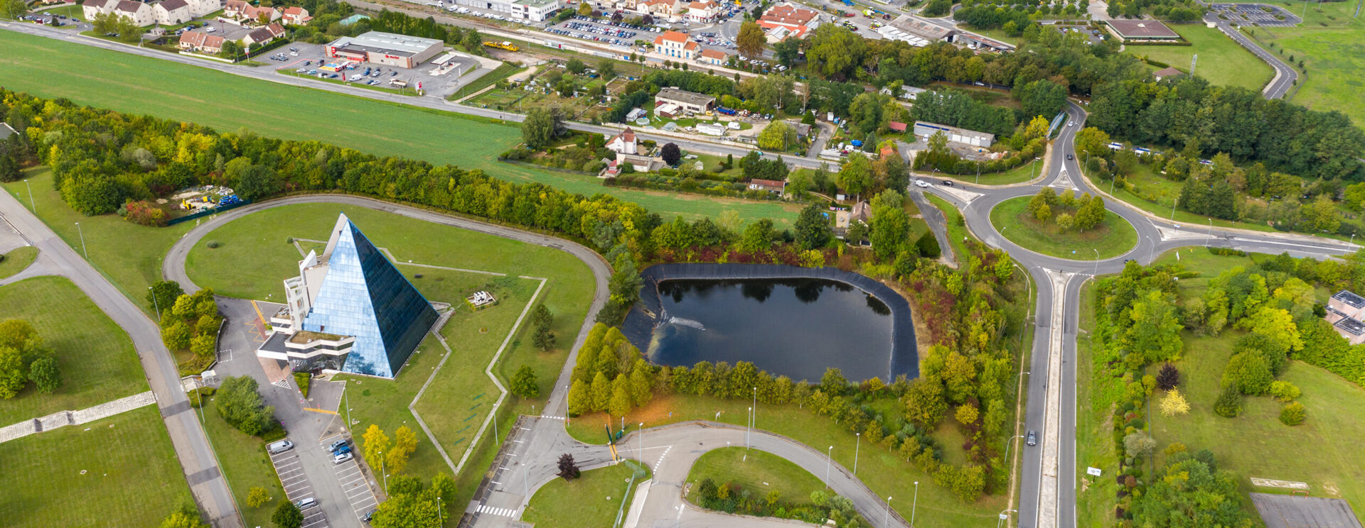 Vue aérienne de Lizy-sur-Ourcq, Mary-sur-Marne et Ocquerre. Avec la Pyramide Jean DIDIER, la gare SNCF et le pôle des services