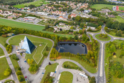 Vue aérienne de Lizy-sur-Ourcq, Mary-sur-Marne et Ocquerre. Avec la Pyramide Jean DIDIER, la gare SNCF et le pôle des services