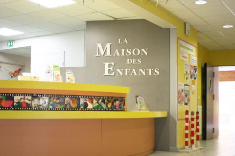 Vue intérieure du guichet de l'accueil de la Maison des Enfants du Pays de l'Ourcq