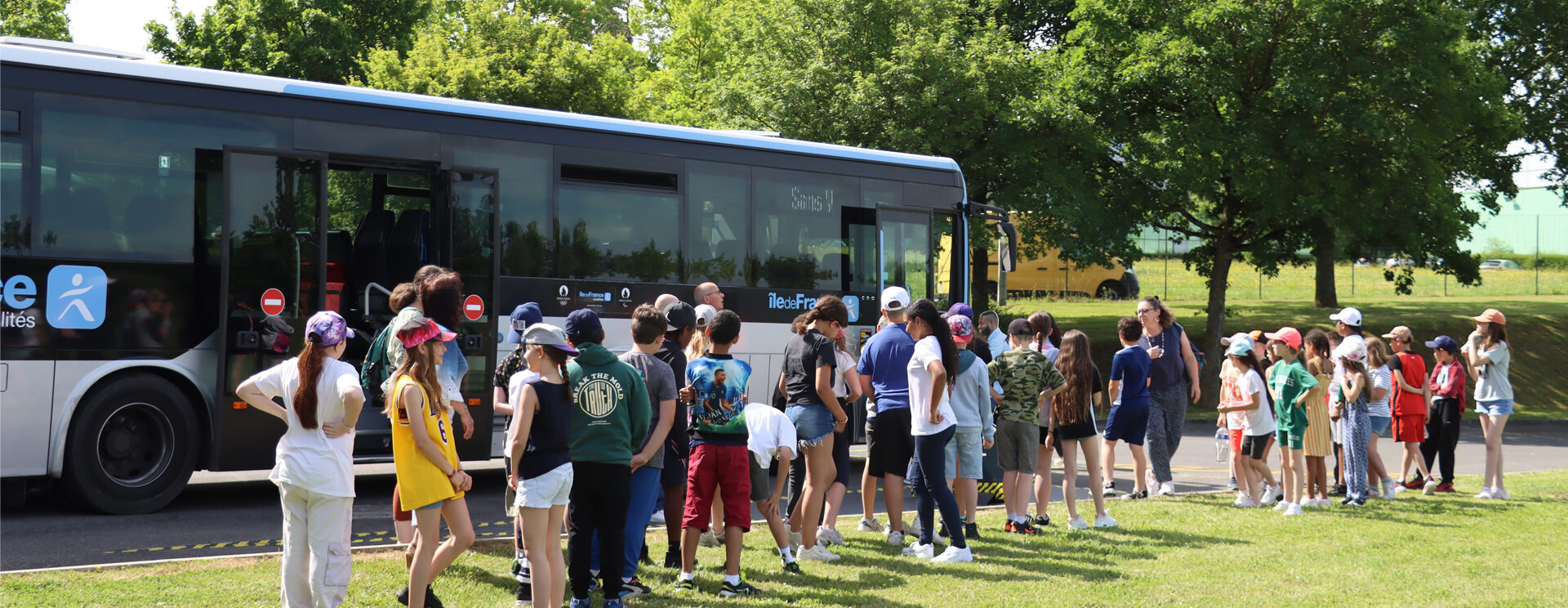 Groupe d'enfant lors d'une sensibilisation aux règles de sécurité dans et en dehors du bus scolaire