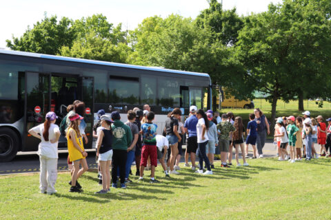 Groupe d'enfant lors d'une sensibilisation aux règles de sécurité dans et en dehors du bus scolaire