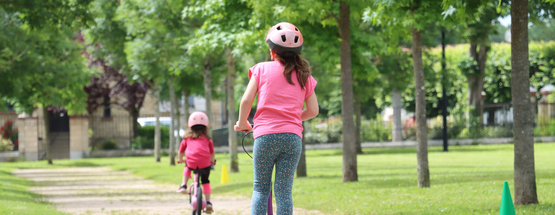 Deux fillettes sur un vélo et trottinette lors de l'école multisports du Pays de l'Ourcq au Champivert à Crouy-sur-Ourcq