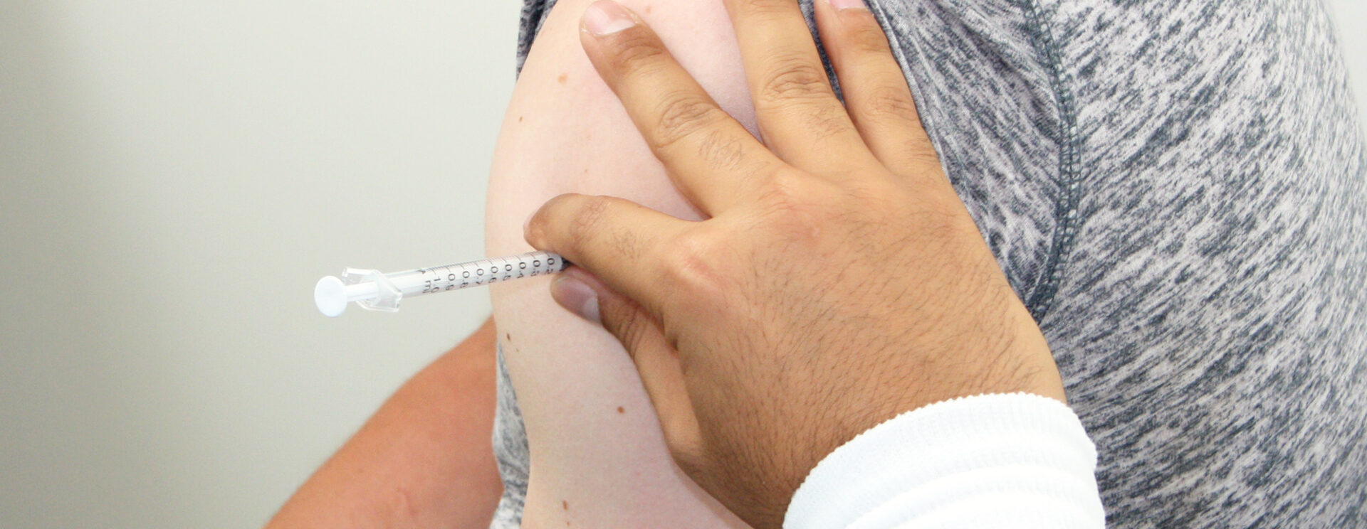 Personne qui est en train de se faire vacciner
