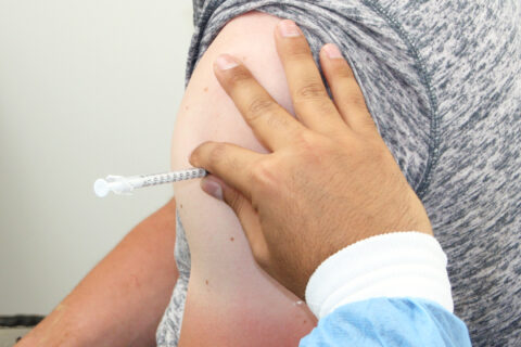 Personne qui est en train de se faire vacciner