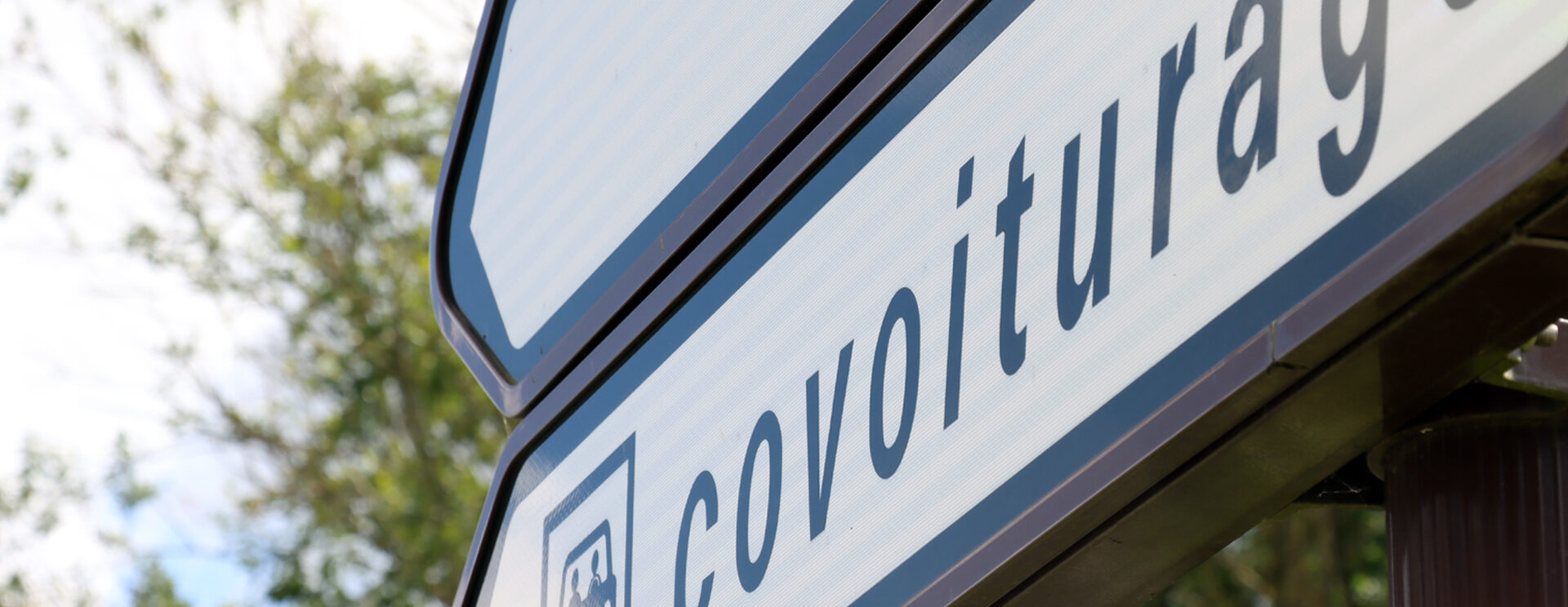 Zoom sur un panneau de signalisation Covoiturage
